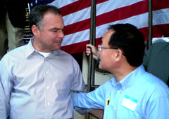 Ilryong chats with Governor Tim Kaine